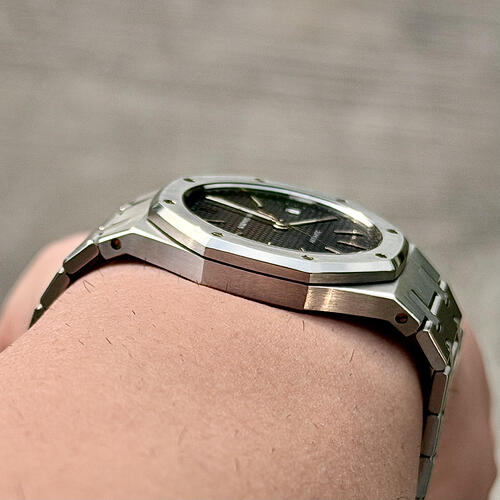 AP-Royal-Oak-16202ST-Why-the-Jumbo-Extra-Thin-Still-Defines-the-Integrated-Bracelet-Watch2