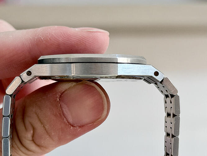 AP-Royal-Oak-16202ST-Why-the-Jumbo-Extra-Thin-Still-Defines-the-Integrated-Bracelet-Watch3
