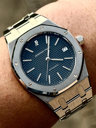 AP-Royal-Oak-16202ST-Why-the-Jumbo-Extra-Thin-Still-Defines-the-Integrated-Bracelet-Watch1