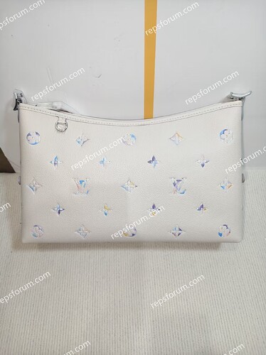 LV Carryall East-West-1