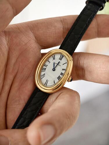 Cartier Baignoire 18K yellow gold oval case and a sapphire cabochon beaded crown Cartier Baignoire watch