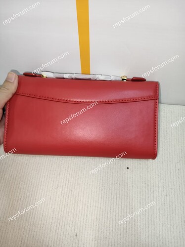 LV Wallet On Chain Capucines-2