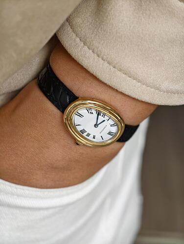 Cartier Baignoire 18K yellow gold oval case and a sapphire cabochon beaded crown Cartier Baignoire watch