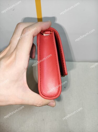 LV Wallet On Chain Capucines-3