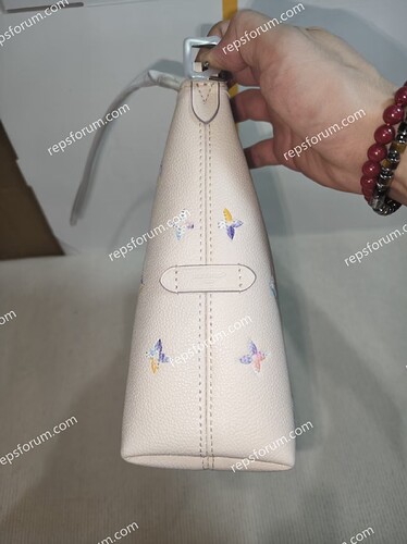 LV Carryall East-West-4
