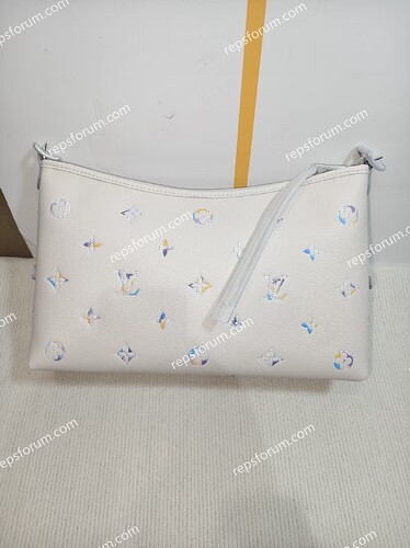 LV Carryall East-West-2